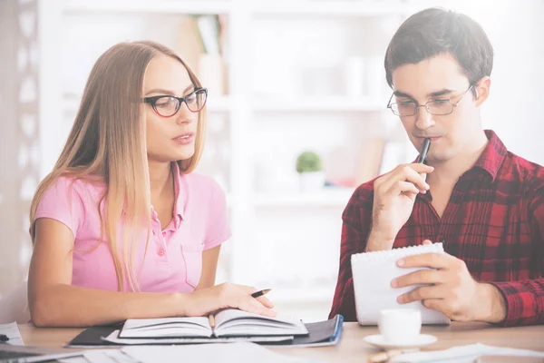 Empresarios que se ocupan del papeleo — Foto de Stock