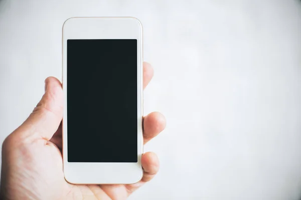 Hand holding cellphone — Stock Photo, Image