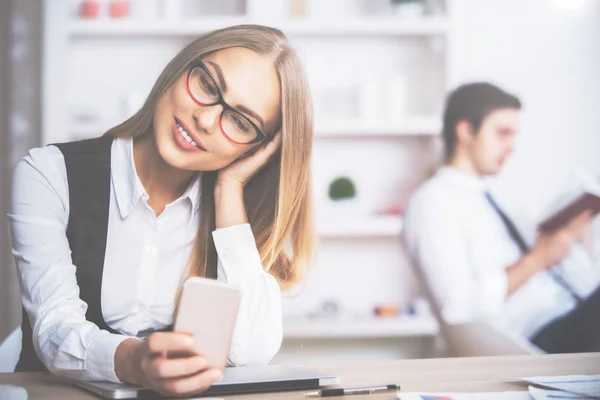 Joven mujer de negocios usando teléfono celular — Foto de Stock