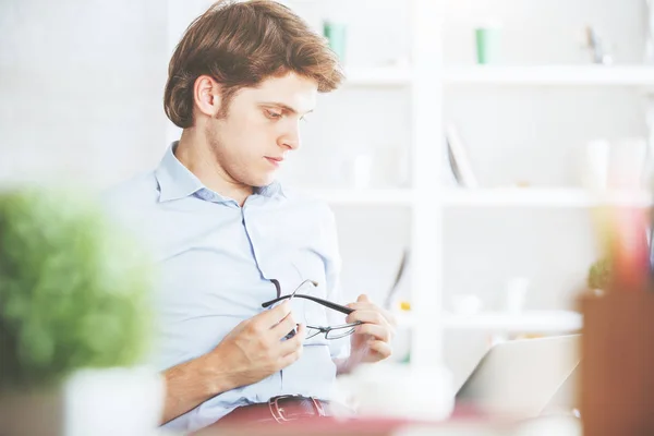 Schöner Kerl, der auf Laptop-Bildschirm schaut — Stockfoto