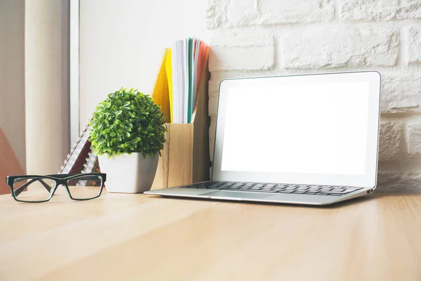 Desktop met witte laptop closeup — Stockfoto