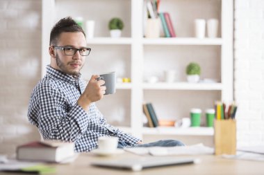 İşyerinde kahve içme adam