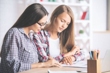 Projede çalışan muhteşem kadın