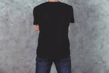 T-shirt genç adam geri