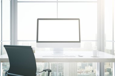 Boş beyaz bilgisayar ekranı ve diğer öğelerle şehir görünümü arka plan penceresindeki çalışma alanı'nın yakın çekim. Alay etmek yukarıya, 3d render