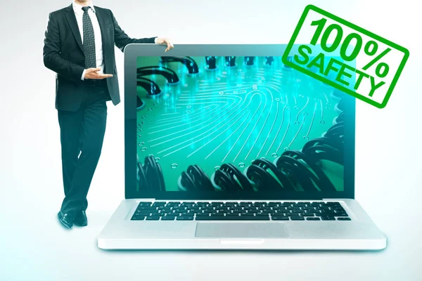 Empresario mostrando enorme portátil con huella digital abstracta en la pantalla y sello de garantía del 100% . —  Fotos de Stock