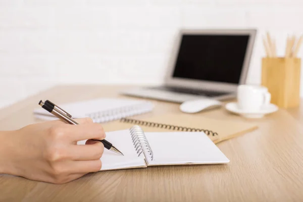 Zakenvrouw schrijven in Kladblok closeup — Stockfoto