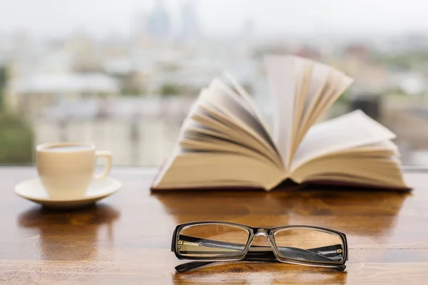 Bicchieri, tazzina da caffè e libro aperto — Foto Stock