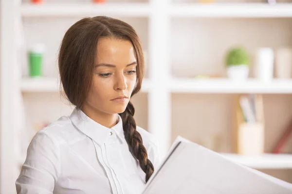 Femme d'affaires concentrée avec de la paperasse — Photo