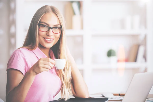 Donna che beve caffè sul posto di lavoro — Foto Stock