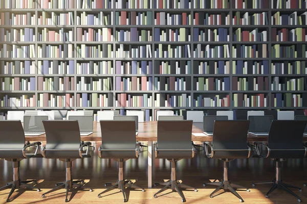 Vista frontal de una larga mesa de madera con portátiles y sillas sobre un enorme fondo de biblioteca. Concepto de biblioteca. Renderizado 3D —  Fotos de Stock