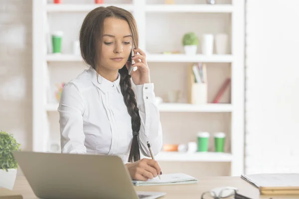 Mujer en el teléfono haciendo papeleo — Foto de Stock