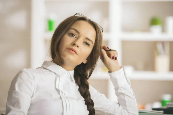 Daydreaming feminino no local de trabalho — Fotografia de Stock