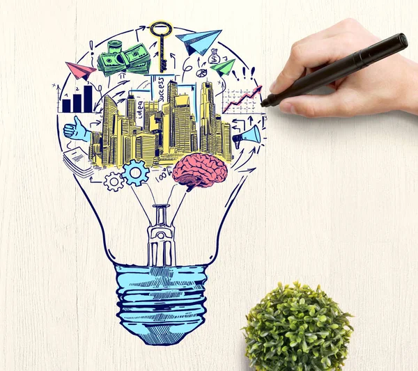 Disegno a mano creativo disegno colorato business all'interno lampadina sul desktop in legno con pianta. Idea concetto — Foto Stock