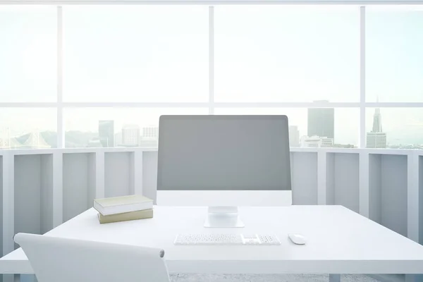 Witte desktop met computer — Stockfoto