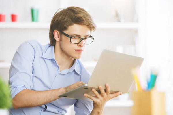 Stilig affärsman med laptop — Stockfoto