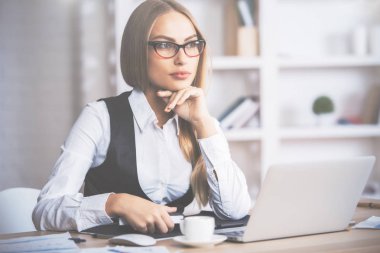 İşyerinde çekici iş kadını