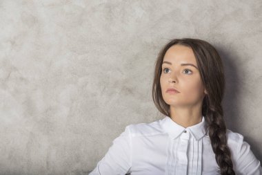 Beton zemin üzerine çekici kadın