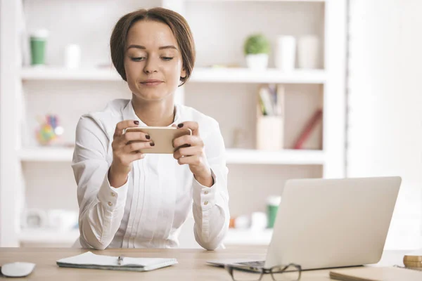 Frau benutzte Handy — Stockfoto