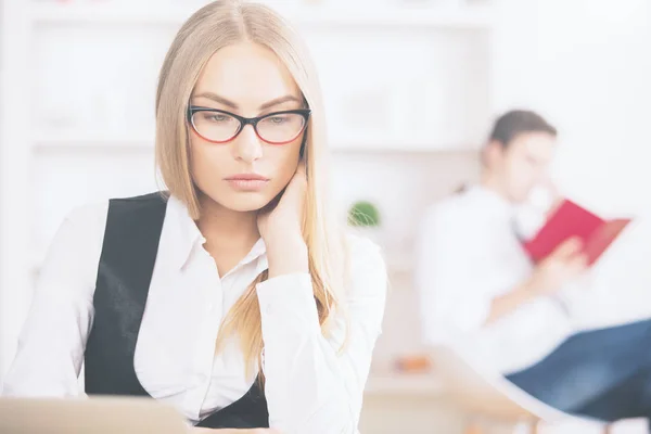 Mujer enfocada en gafas — Foto de Stock