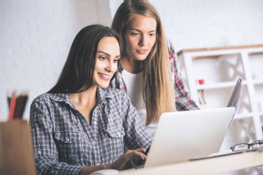 Projede çalışan güzel iş kadınları