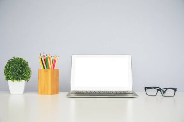 Çalışma alanı ile beyaz dizüstü 