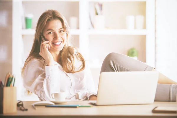 Prachtige businesslady praten over telefoon — Stockfoto