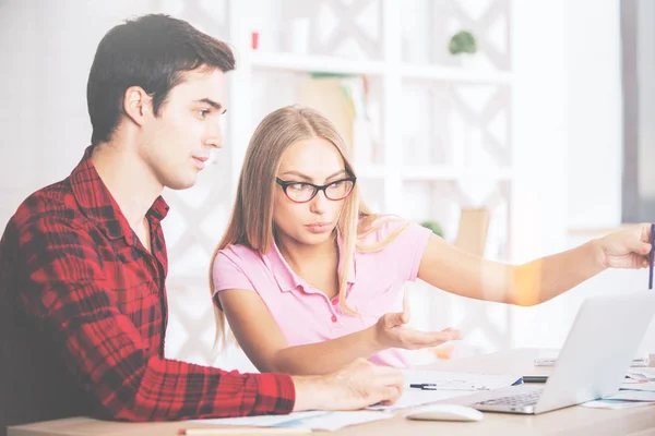 Jóvenes empresarios que trabajan en el proyecto — Foto de Stock