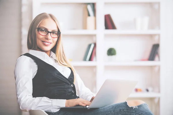 Mujer sonriente usando cuaderno — Foto de Stock