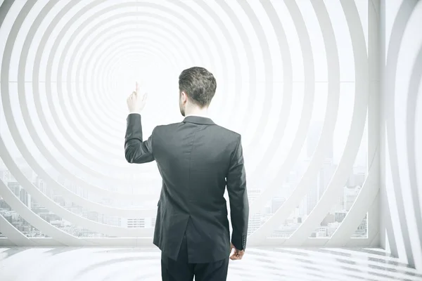 Hombre apuntando al centro del objetivo — Foto de Stock