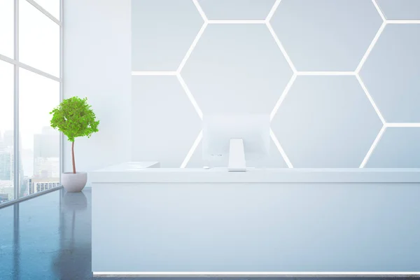 Μοντέρνα ρεσεψιόν με υπολογιστή στο εσωτερικό με κυψελωτό σχέδιο στο τοίχο, διακοσμητικό φυτό και θέα στην πόλη. 3D rendering — Φωτογραφία Αρχείου