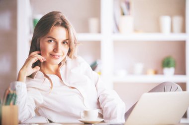 gülümseyen kız portresi