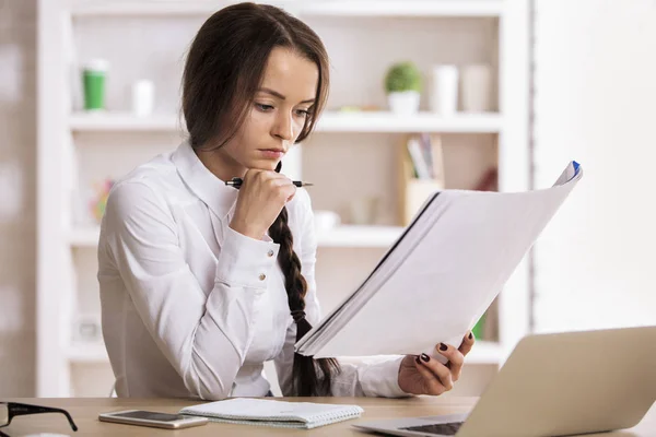 Young businesswoman doing paperwork — Stock Photo, Image