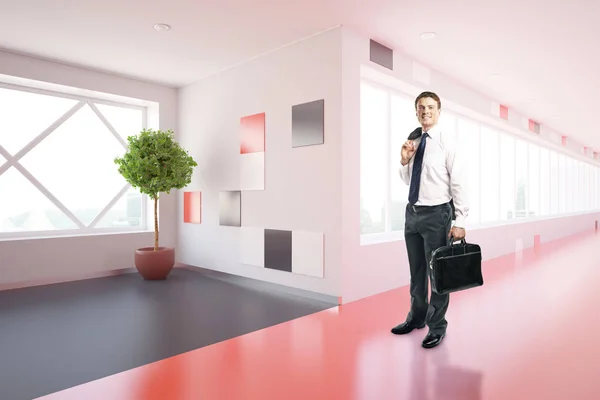 Бизнесмен в современном коридоре — стоковое фото