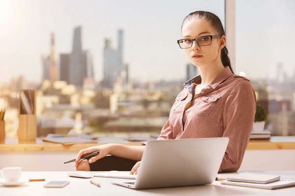 Retrato de la mujer en el lugar de trabajo — Foto de Stock