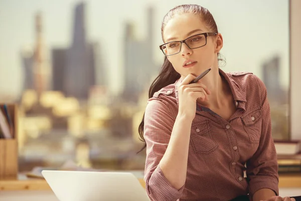 Retrato de la empresaria en el lugar de trabajo — Foto de Stock