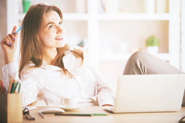 Mujer linda en el lugar de trabajo — Foto de Stock