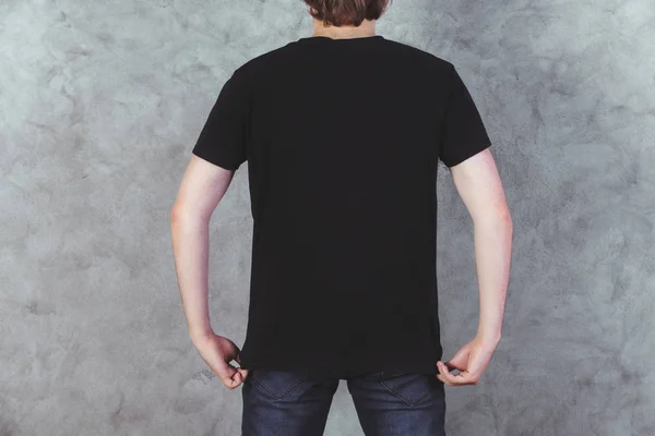 Mann im T-Shirt zurück — Stockfoto