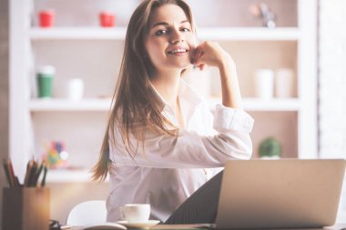 Çekici kız işyerinde