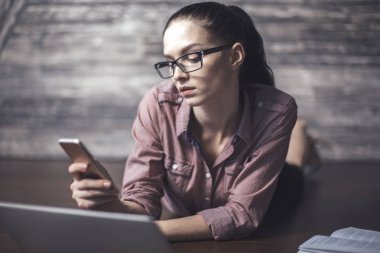 Kadın smartphone kullanarak katta