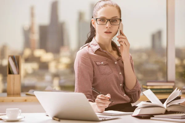 Chica hablando por teléfono en el lugar de trabajo — Foto de Stock
