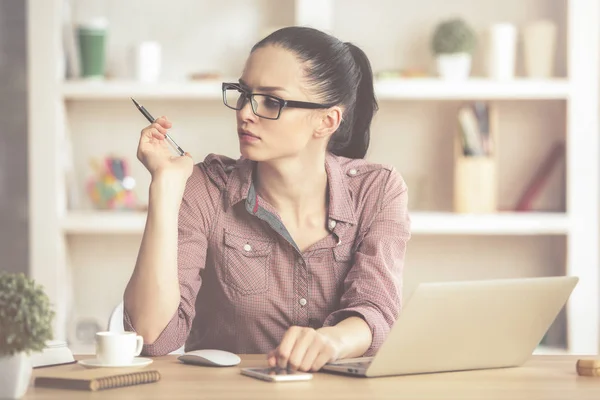 Junges Mädchen am Arbeitsplatz — Stockfoto