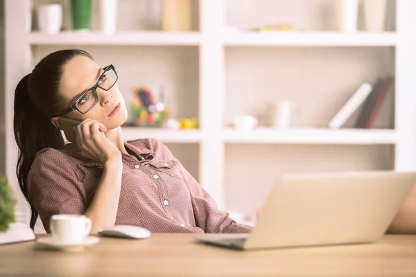 Businesslady mluví o telefonu na pracovišti — Stock fotografie