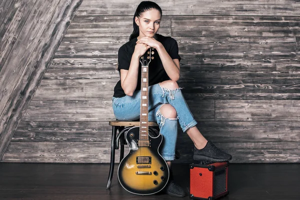 Aantrekkelijke Kaukasische vrouw met gitaar — Stockfoto