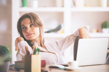 İşyerinde sevimli Bayan