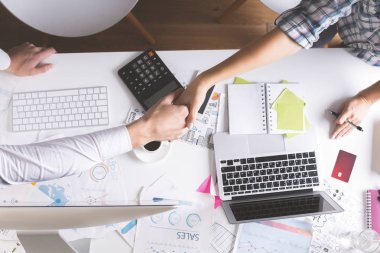 Erkek ve kadın office masaüstü yukarıda tokalaşırken kapatın. Ortaklık kavramı