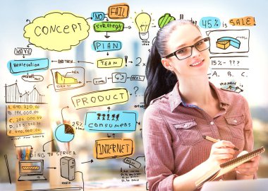 Gülümseyen genç kadın Not Defteri'nde yaratıcı iş kroki bulanık şehir zemin üzerine yazma. Başarı kavramı