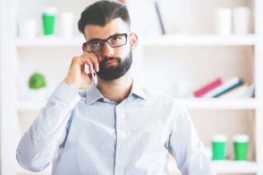 Telefon dalgın adam