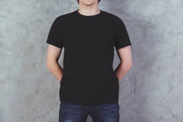 Guy in t-shirt nera — Foto Stock