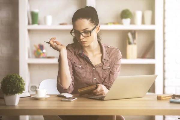 Niedliche Kaukasierin am Arbeitsplatz — Stockfoto